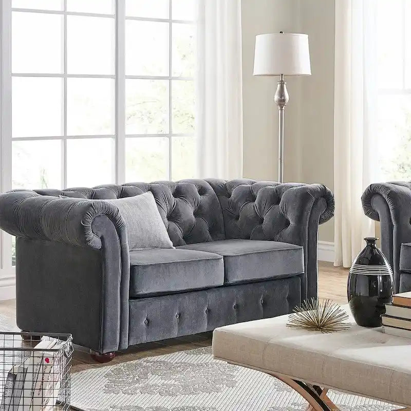 Causeuse Chesterfield à accoudoirs arrondis et capitonnée