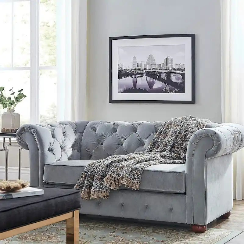 Causeuse Chesterfield à accoudoirs arrondis et capitonnée