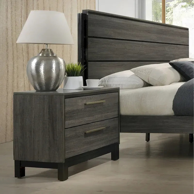 Lit en panneaux de bois au fini gris antique avec deux tables de chevet