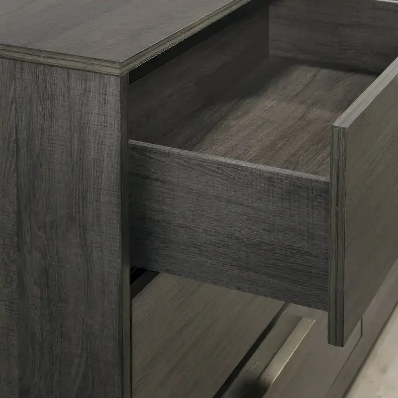 Lit en panneaux de bois au fini gris antique avec deux tables de chevet