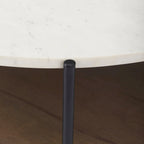Table basse ronde Larkin à deux niveaux avec plateau en marbre blanc et bois massif