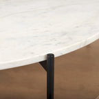 Table basse ronde Larkin à deux niveaux avec plateau en marbre blanc et bois massif
