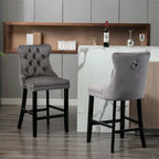 Tabourets de bar en velours capitonnés avec pieds en bois et garniture de clous décoratifs chromés, chaises de bar style décontracté